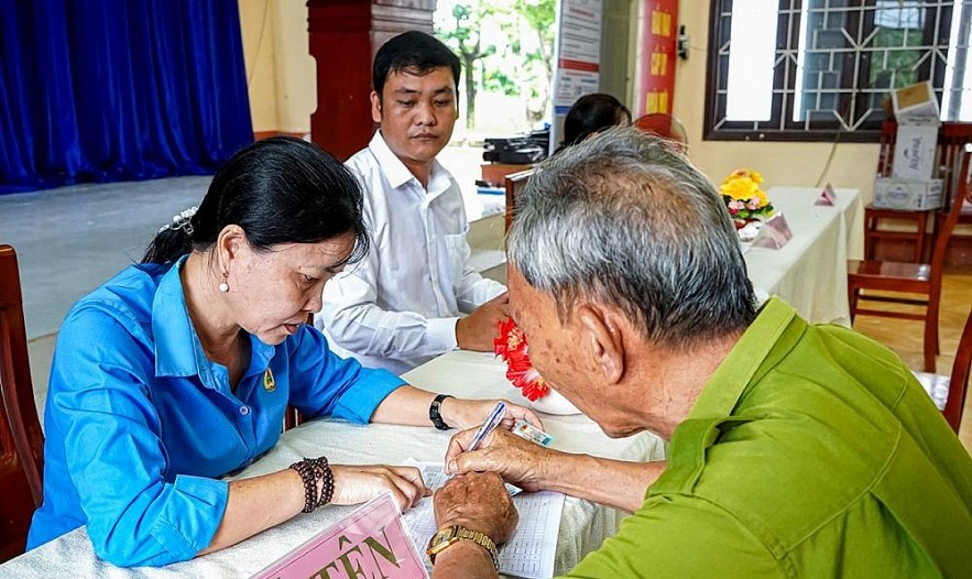 Ca Mau Households, Schools Receive Drought Relief