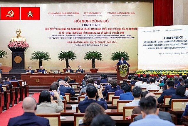 Prime Minister Pham Minh Chinh (standing) delivers his remarks at the conference, Ho Chi Minh City, January 4, 2025 - Photo; VGP