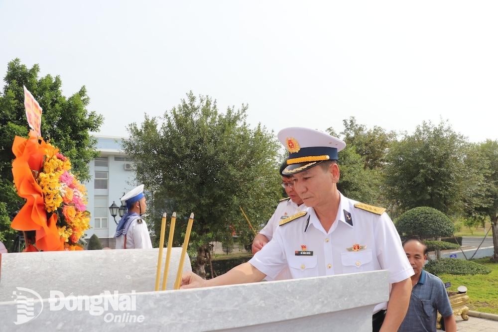 Colonel Do Hong Duyen, Deputy Political Commissar of Naval Region 2 and Head of the delegation, led a tribute ceremony to heroic martyrs before the meeting. (Photo: Hai Yen)