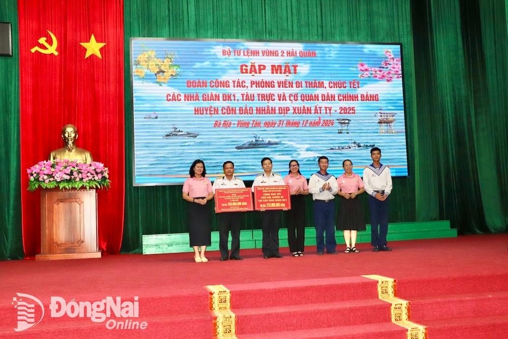 Delegates presented gifts from Ho Chi Minh City’s Party Committee, authorities, and residents to DK1 officers, soldiers, and fishermen. (Photo: Hai Yen)