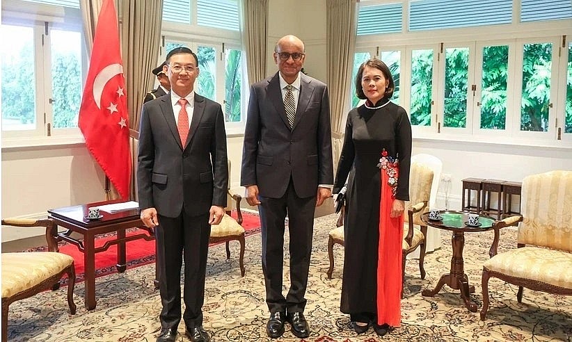 Newly-appointed Vietnamese Ambassador to Singapore Tran Phuoc Anh (L) and his spouse  pose for a photo with Singaporean President Tharman Shanmugaratnam.