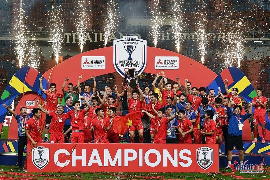 Vietnam lifts the ASEAN Cup trophy on Thai soil. (Photo: Song Ngu)