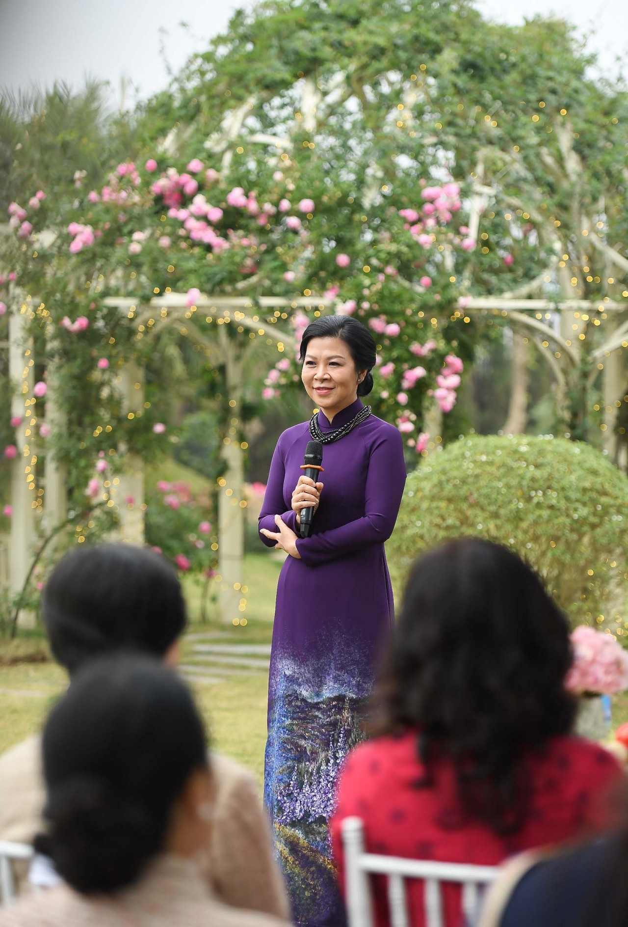 Ngo Phuong Ly, spouse of General Secretary To Lam speaks at the event.