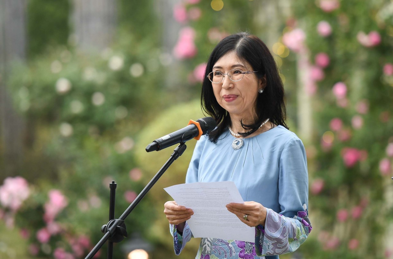 Akiko Morioka, spouse of the Malaysian Ambassador speaks at the gathering.