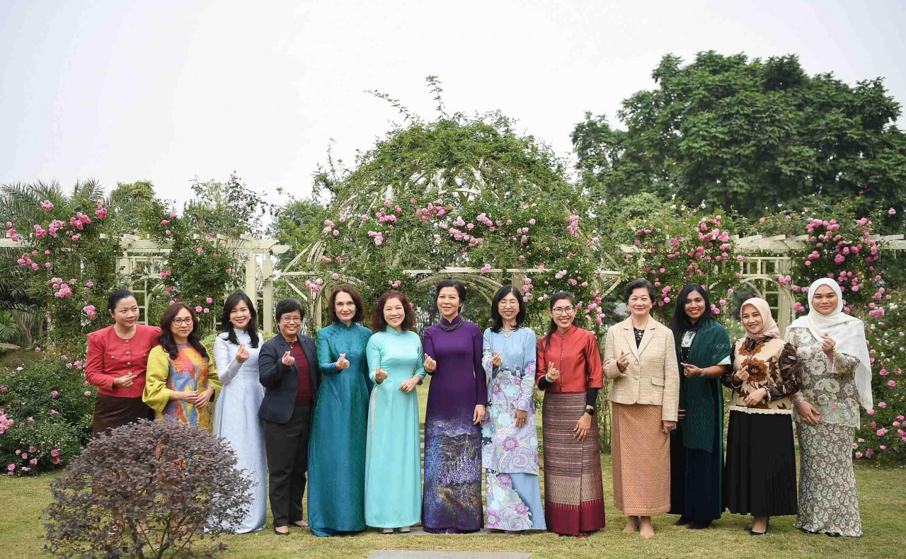 The ASEAN Community Women’s Circle in Hanoi (AWCH) poses for a commemorative photo.