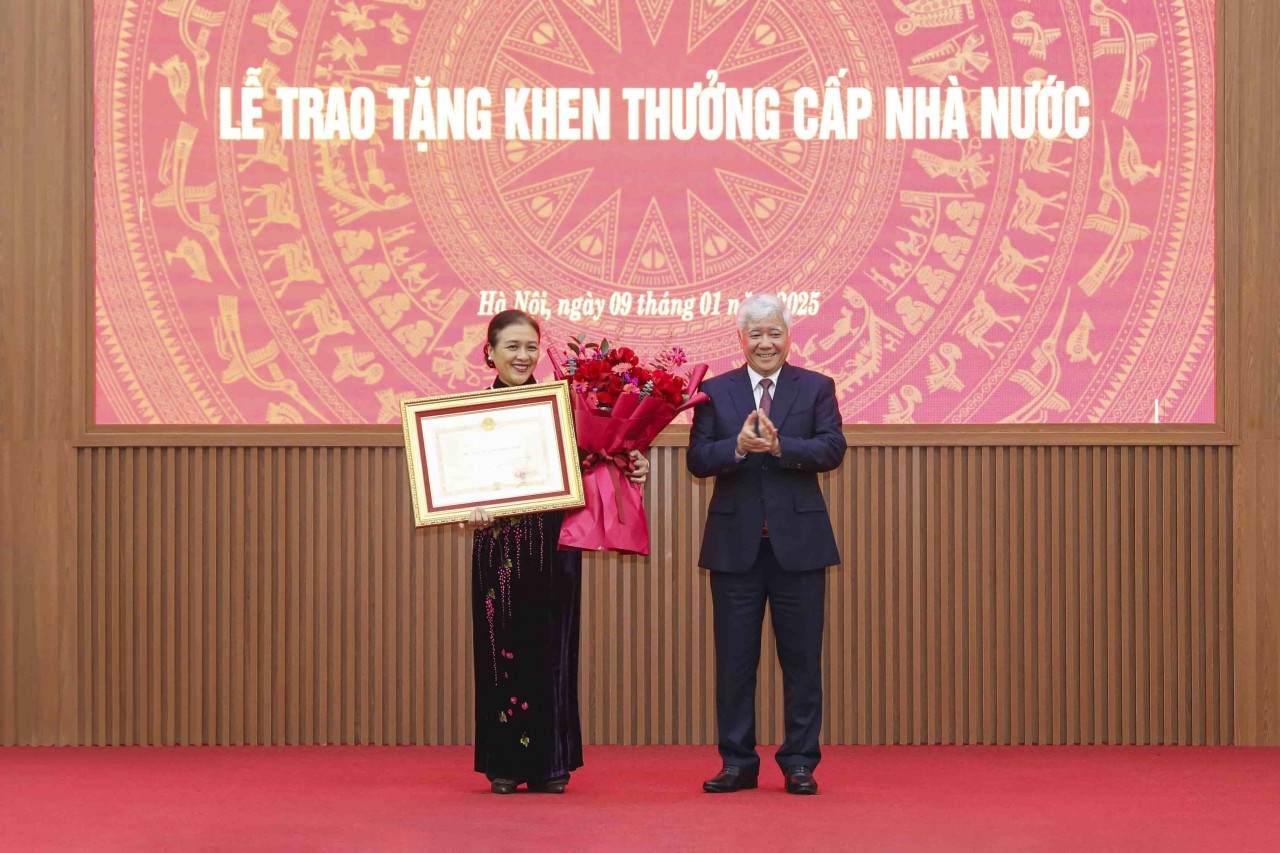 VFF President Do Van Chien presented the Third-Class Independence Medal, awarded by the President of the Socialist Republic of Vietnam, to former President of VUFO Nguyen Phuong Nga