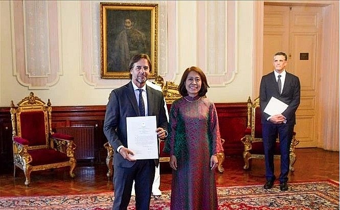 Vietnamese Ambassador to Argentina, concurrently accredited to Uruguay Ngo Minh Nguyet presents the Letter of Credence from Vietnamese President Luong Cuong, to the President of Uruguay, Luis Lacalle Pou.