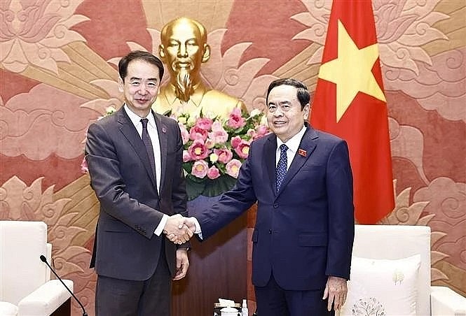 National Assembly (NA) Chairman Tran Thanh Man (R) receives Chinese Ambassador to Vietnam He Wei. (Photo: VNA)