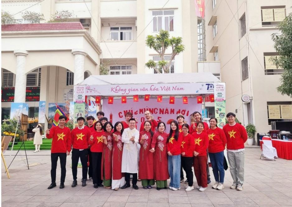 International Students Enjoy Playing Folk Games and Exploring Tet Traditions