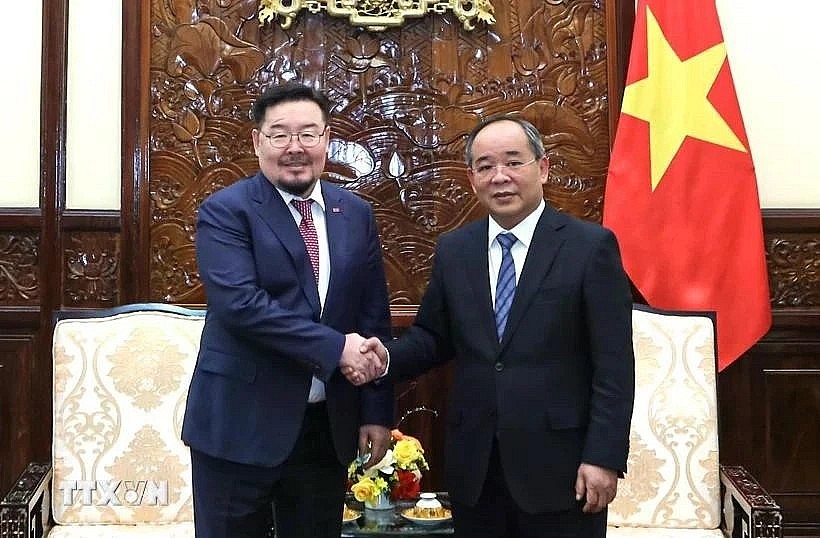 Chairman of the Presidential Office of Vietnam Le Khanh Hai and his Mongolian counterpart Gombojav Zandanshatar (Photo: VNA)