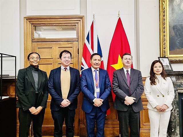 Vietnamese Ambassador to the UK Đỗ Minh Hùng and Minister of State at the Department for Business and Trade Douglas Alexander at their recent meeting in London. Photo: VNS