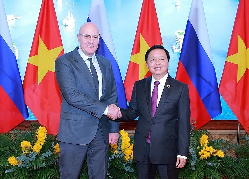 Deputy Prime Minister Tran Hong Ha (R) and his visiting Russian counterpart Dmitry Nikolayevich Chernyshenko in Hanoi on January 13. (Photo: VNA)