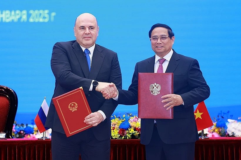 Prime Minister Pham Minh Chinh (R) and his Russian counterpart Mikhail Vladimirovich Mishustin sign a joint communiqué on the results of the Rusian PM's official visit to Vietnam. (Photo: VNA)