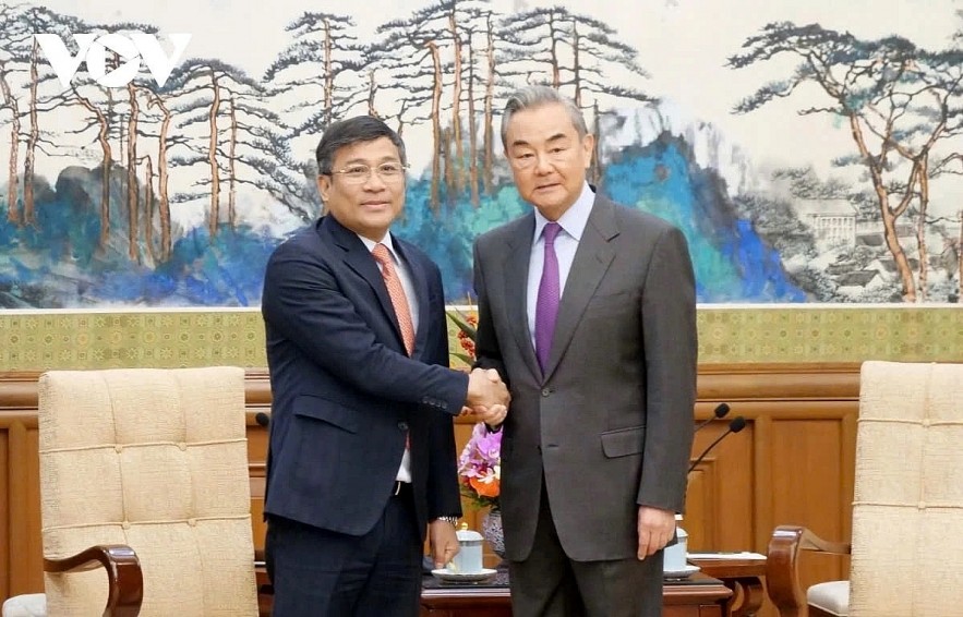 Chinese Politburo member and Foreign Minister Wang Yi (R) receives Vietnamese Deputy Foreign Minister Nguyen Minh Vu in Beijing on January 14.