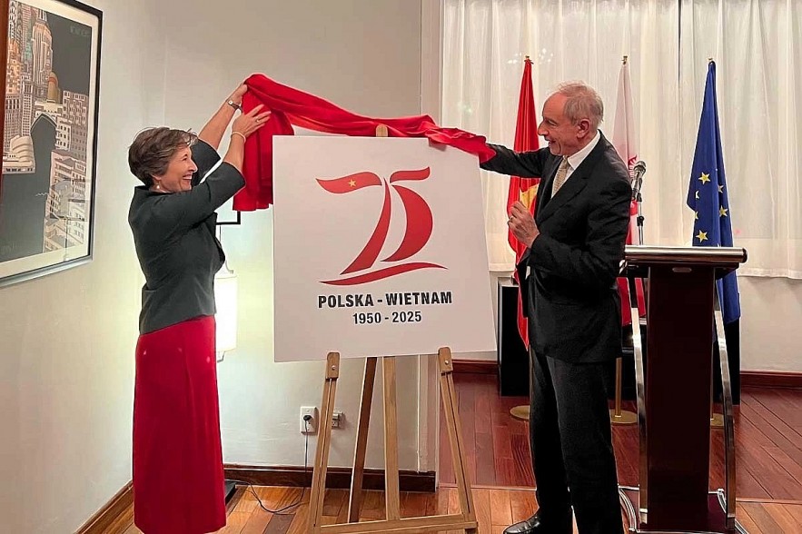 Secretary of State Władysław Teofil Bartoszewski and Ambassador Joanna Skoczek unveil the official logo marking 75 years of diplomatic ties between Vietnam and Poland in 2025. (Photo: Embassy)