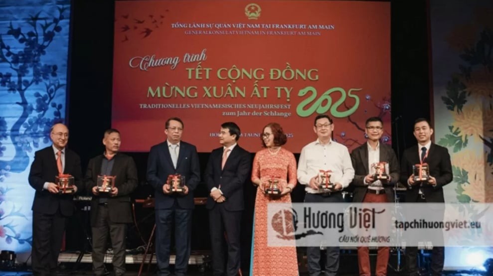 Gratitude ceremony for overseas Vietnamese and international friends. (Photo: Huong Viet Magazine)