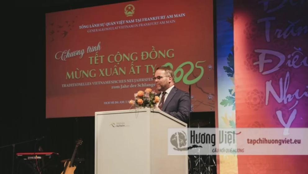 Minister Timon Gremmels speaks at the 2025 Community Tet program. (Photo: Huong Viet Magazine)