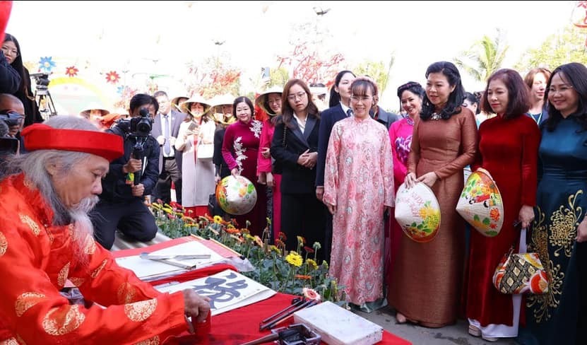 General Secretary’s Spouse, Foreign Female Ambassadors Experience Pre-Tet Atmosphere