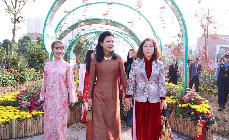 General Secretary’s Spouse, Foreign Female Ambassadors Experience Pre-Tet Atmosphere