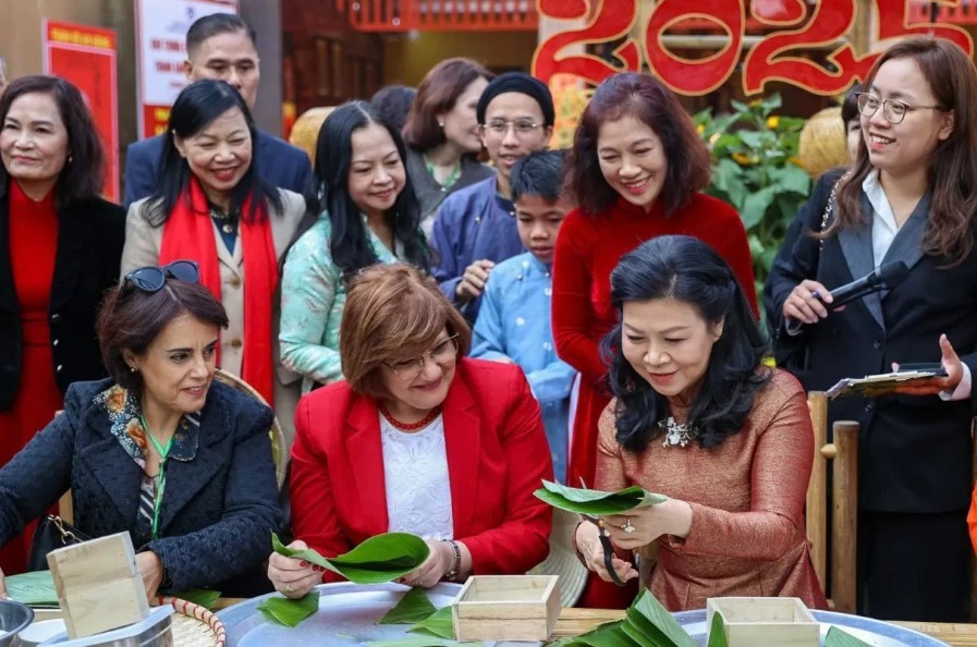 General Secretary’s Spouse, Foreign Female Ambassadors Experience Pre-Tet Atmosphere