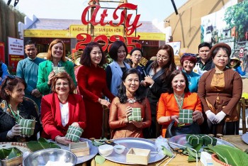 General Secretary’s Spouse, Foreign Female Ambassadors Experience Pre-Tet Atmosphere