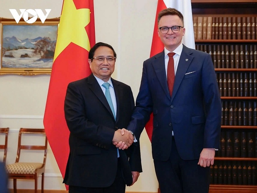 Polish Sejm Speaker Szymon Holownia (R) and Vietnamese Prime Minister Pham Minh Chinh during their meeting in Warsaw on January 17.