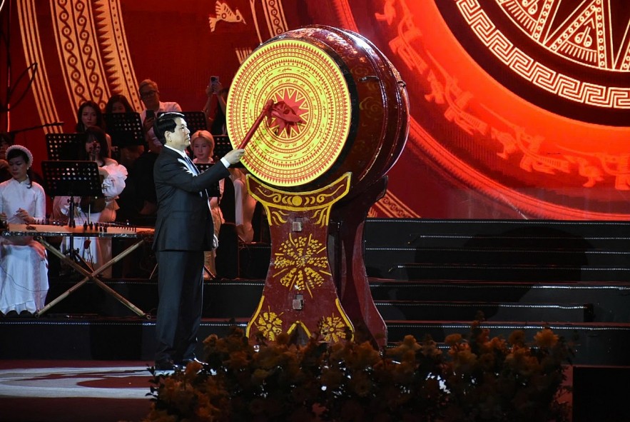 President Luong Cuong Beats the Drum to Launch 2025 Homeland Spring Festival