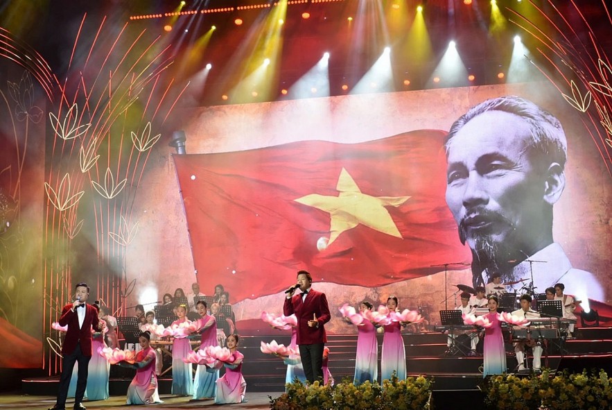 President Luong Cuong Beats the Drum to Launch 2025 Homeland Spring Festival