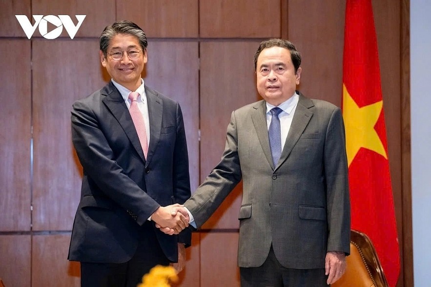 Top legislator Tran Thanh Man (R) shaking hands with Japanese Ambassador to Vietnam Ito Naoki ahead of their meeting in Can Tho city on January 20.