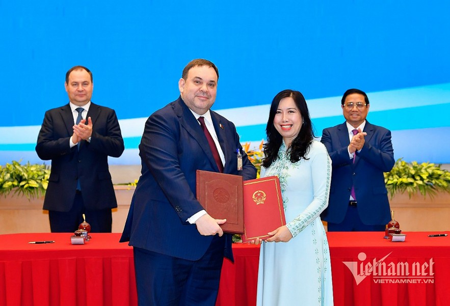 Prime Ministers Pham Minh Chinh and Roman Golovchenko witnessed the signing of the visa exemption agreement between Vietnam and Belarus on December 8, 2023.