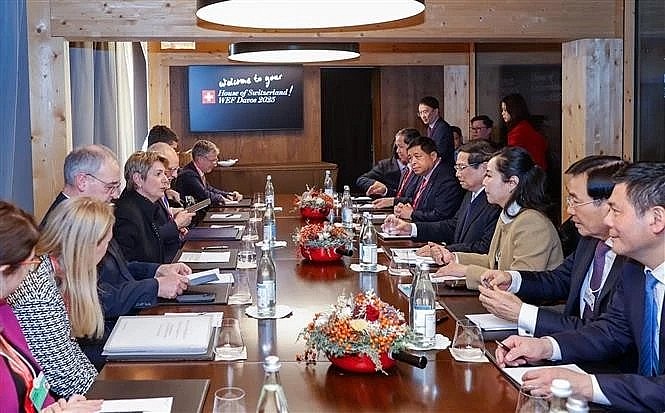 The talks between Vietnamese Prime Minister Pham Minh Chinh and Swiss President Karin Keller-Sutter in Davos on January 21 afternoon (local time). (Photo: VNA)