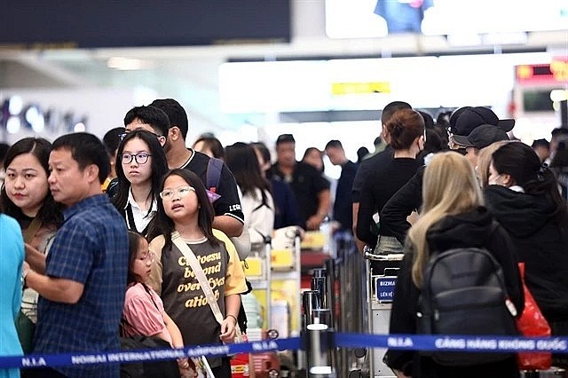 Passengers queue for check-in procedures at Terminal T1, Noi Bai International Airport. (Photo: VNA)