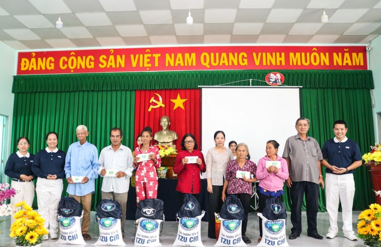 Tzu Chi Brings Joy to 250 Poor Households in Tra Vinh with Tet Gifts