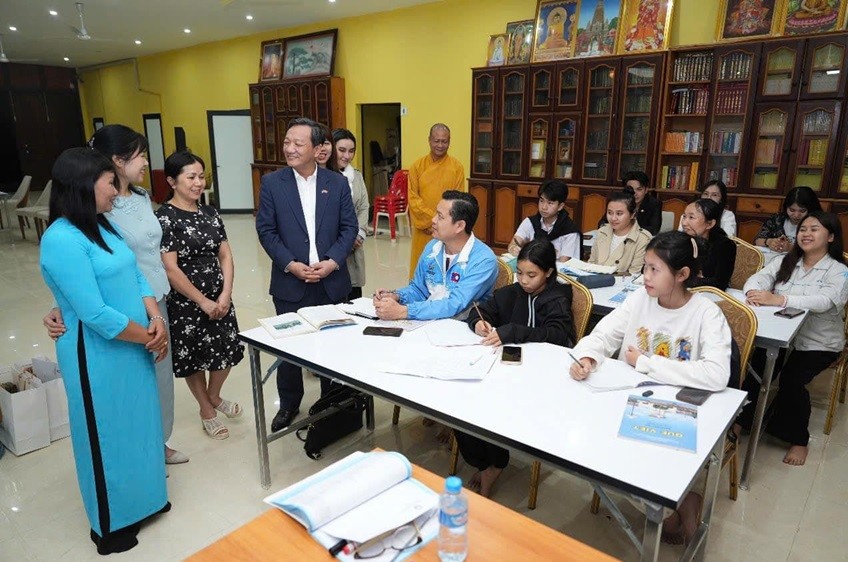 Vietnamese Embassy in Laos Visits to Overseas Citizens on Tet Occasion