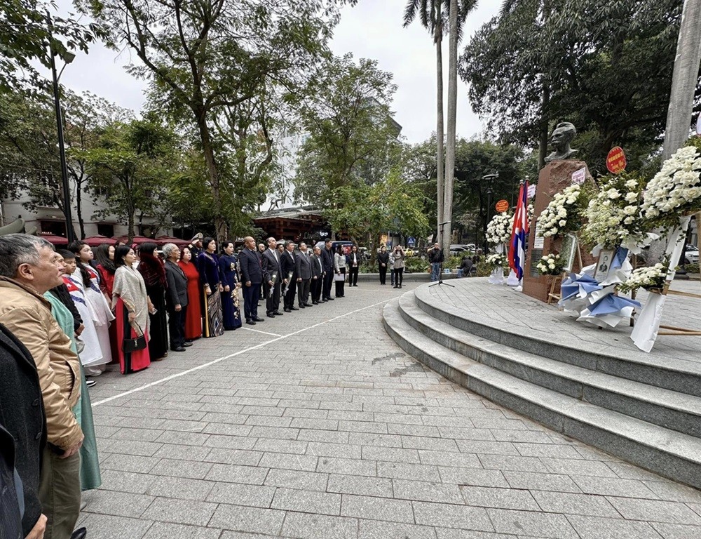 Hanoi Honors Cuban National Hero Jose Marti on His 172nd Birthday