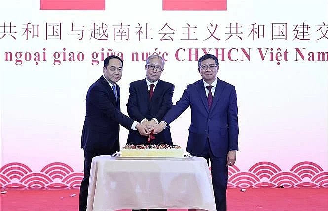 Vietnamese Ambassador to China Pham Thanh Binh (R), Vice Chairman of the Standing Committee of the National People's Congress of China Li Hongzhong (C), and President of the Chinese People's Association for Friendship with Foreign Countries Yang Wanming celebrate the 75th founding anniversary of diplomatic ties between the two countries. (Photo: VNA)