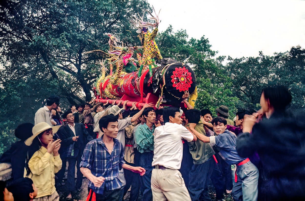 Dong Ky firecracker procession festival in 1994. (Photo: Andy Soloman)