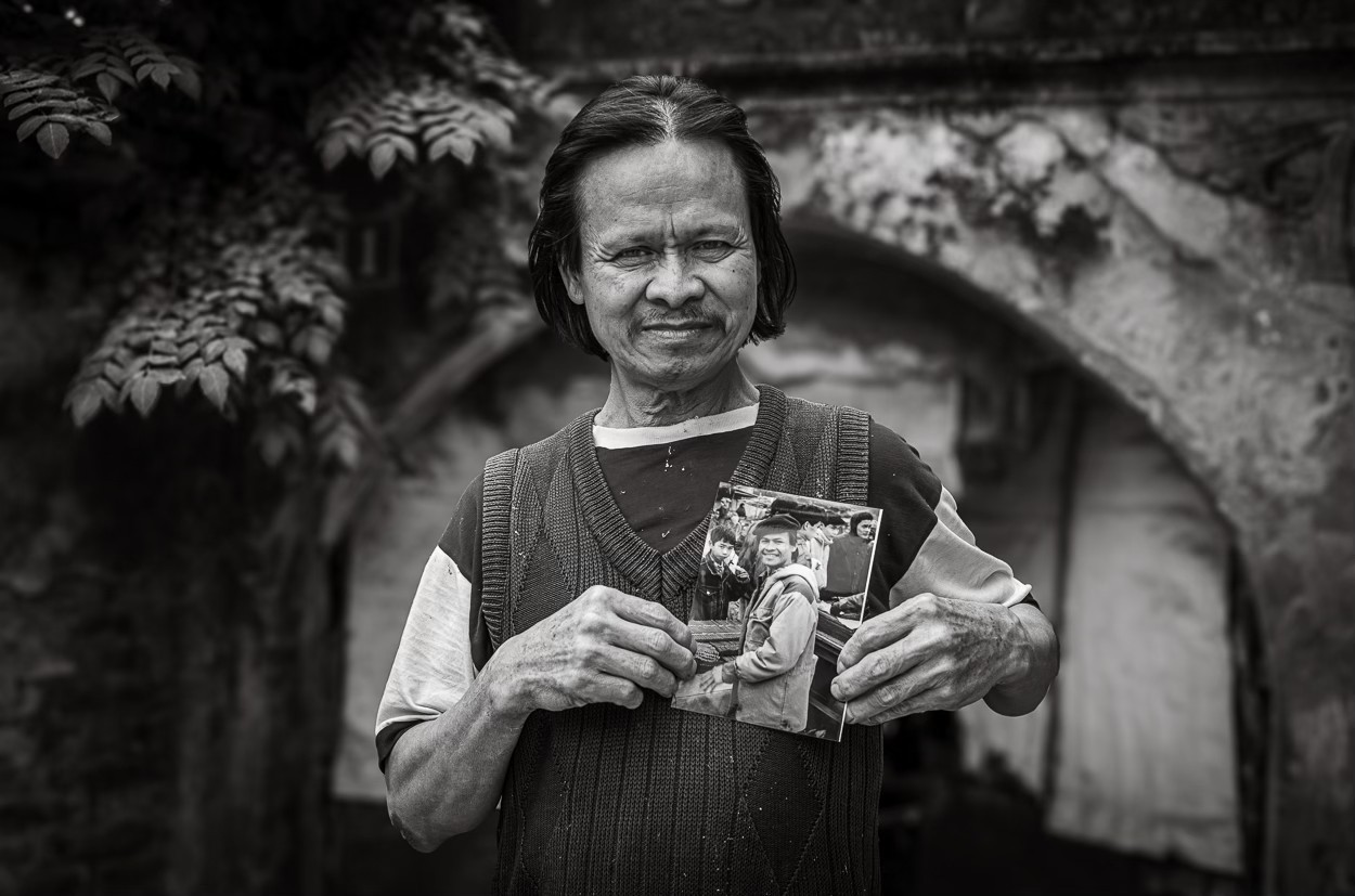 In December 2024, Andy reunited with Nguyen Van Thanh, a former firecracker seller from Binh Da, and gave him a copy of a photograph taken decades earlier.