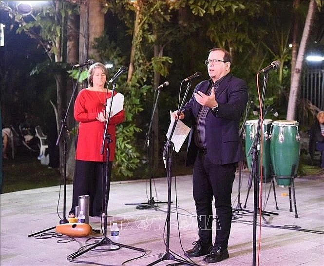 Cuban hero Fernando Gonzalez Llort, President of the Cuban Institute of Friendship with the Peoples (ICAP), speaks at the campfire night on January 24. (Photo: VNA)