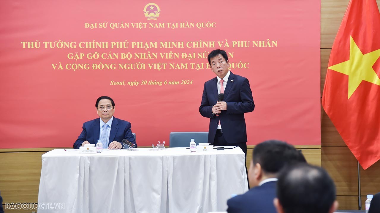 Ambassador Vu Ho reported to Prime Minister Pham Minh Chinh at the meeting with Embassy officials and staff, members of the Vietnamese community in Korea during his official visit to Korea, June 30, 2019. 2024. (Photo: Nguyen Hong)