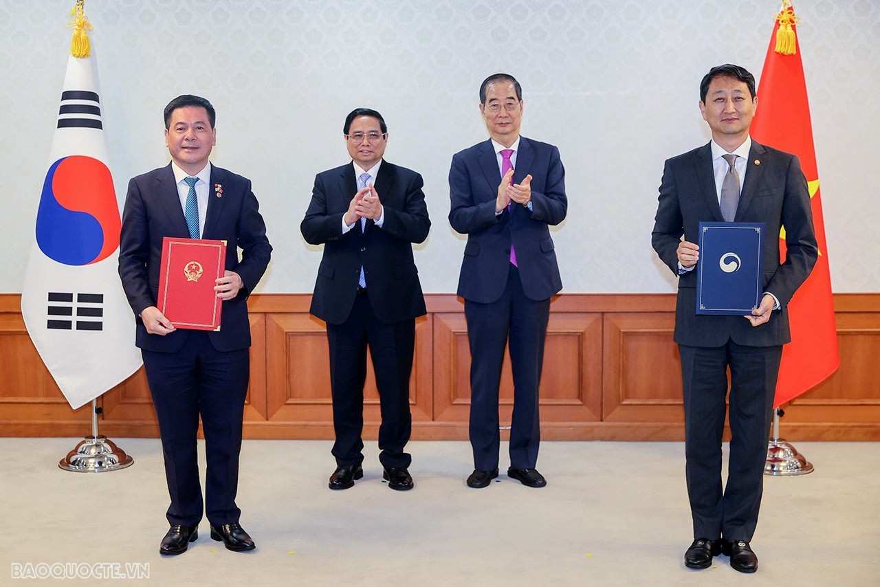 Prime Minister Pham Minh Chinh and Prime Minister Han Duck Soo witnessed the exchange of a Memorandum of Understanding on orientations for building an Action Plan to realize the target of bilateral trade turnover of 150 billion USD in a more balanced direction between the Vietnamese Ministry of Industry and Trade and the Korean Ministry of Trade, Industry and Energy during their visit to Korea in July 2024. (Photo: Nguyen Hong)