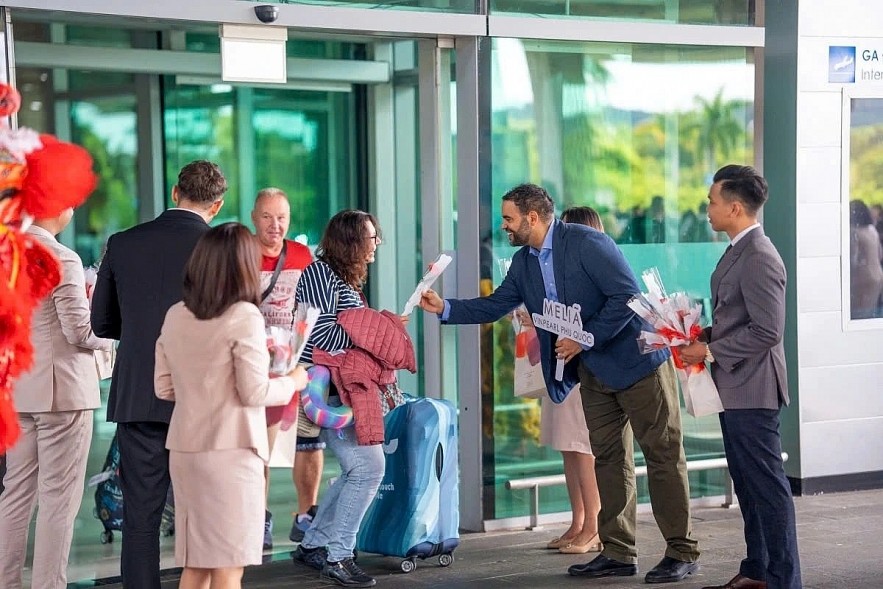 Caballero Medeiros Mario Jorge, Regional Operations director for Southern Vietnam and Phu Quoc at Meliá Vinpearl, welcomes Czech tourists at the end of 2024. (Photo: Melia Vinpearl).