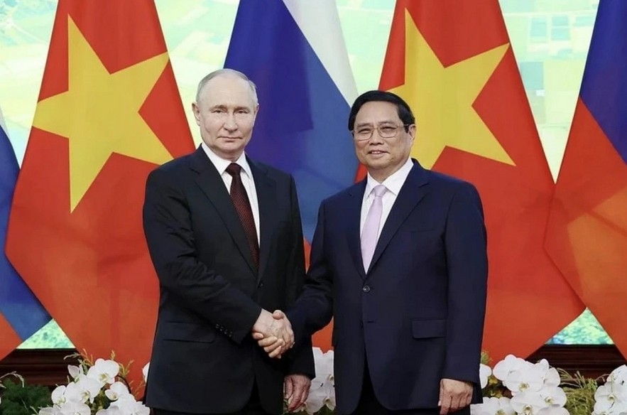 Prime Minister Pham Minh Chinh (R) meets with Russian President Vladimir Putin in Hanoi in June 2024. (Photo: VNA)