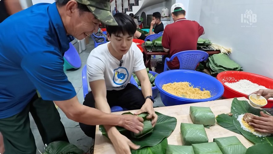 Jongrak learns how to wrap banh chung, a Vietnamese Tet specialty.