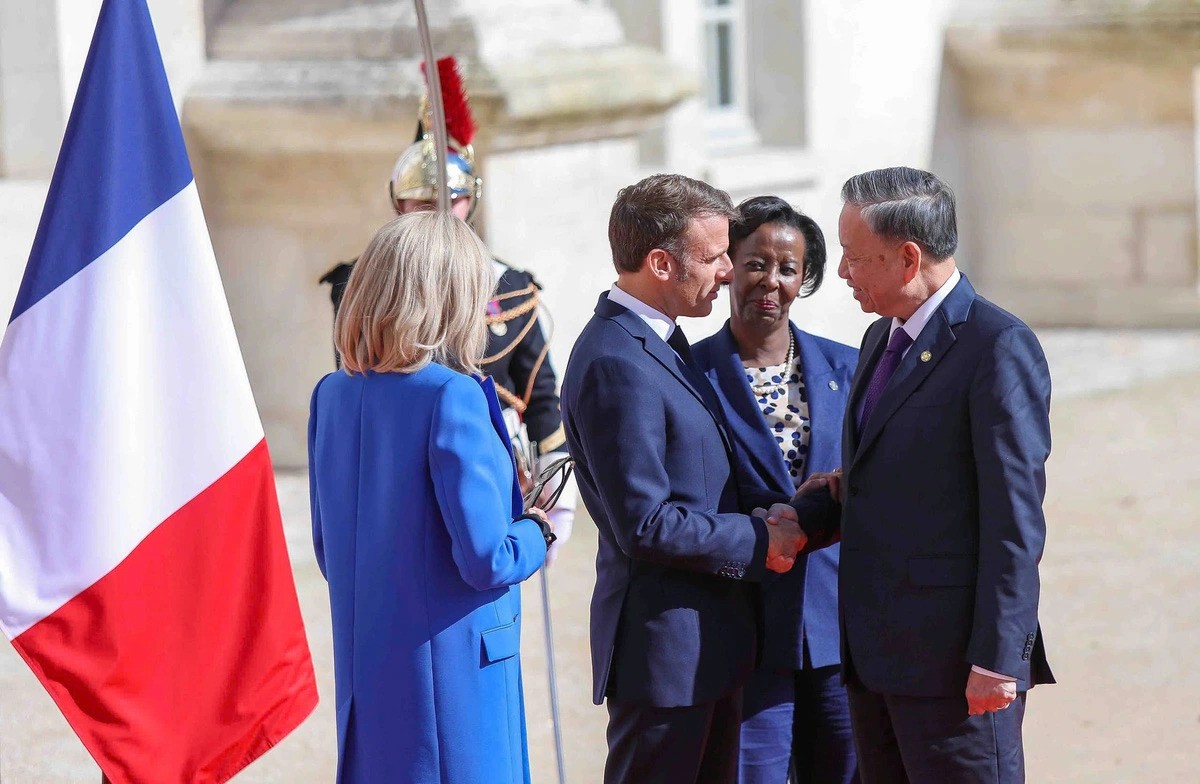 Party General Secretary and State President To Lam (L) and French President Emmanuel Macron