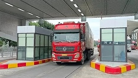 Containers undergoing customs clearance at the Kim Thanh international road border gate II (Kim Thanh border gate) during the 2025 Lunar New Year holiday. (Photo: baolaocai.vn)