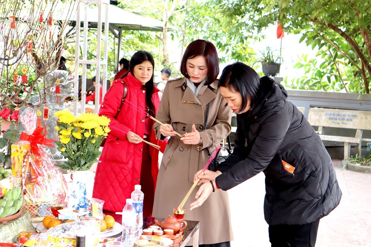 In the northernmost province of Ha Giang, locals celebrate Tet amid cold weather. Many have visited the Martyrs Memorial at Hill 468 in Thanh Thuy commune, Vi Xuyên district, as well as Sung Khanh Pagoda, Quan Am Pagoda, and Goddess Temple in Ha Giang City to pray for peace and happiness in the new year. (Photo: People go on pilgrimage at Hill 468)