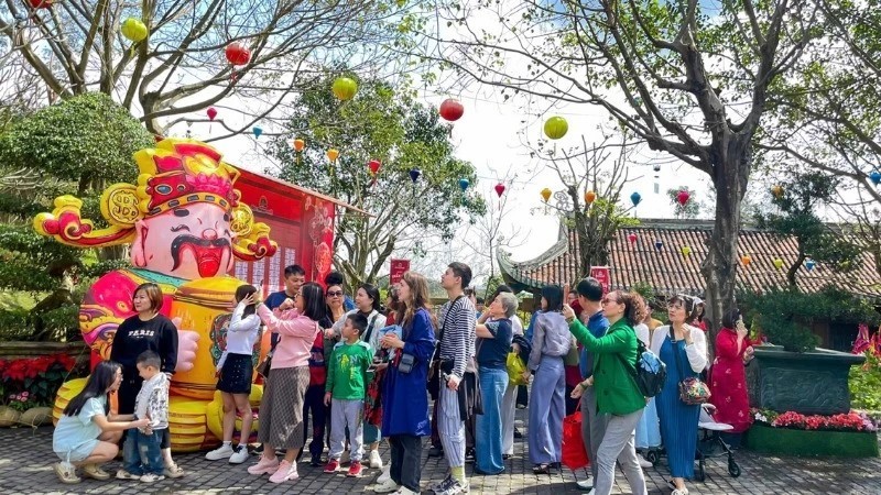 At Nui Than Tai Hot Springs Park in Da Nang, this year’s festival featured the Parade of the God of Wealth along with the 12 zodiac animals. This event is part of a series of celebrations held along the route from the God of Wealth Temple to the Festival Area. Locals and tourists participating in the parade receive blessings of prosperity, happiness, luck, and wealth from the God of Wealth.