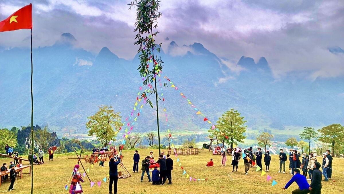In cultural tourism villages such as Nam Đam (Quan Ba district), Lo Lo Chai (Lung Cu commune, Dong Van district), and the H’Mong ethnic cultural village (Pa Vi commune, Meo Vac district), various cultural and artistic activities, along with traditional folk games, are being organized for both locals and tourists. In cultural tourism villages such as Nam Đam (Quan Ba district), Lo Lo Chai (Lung Cu commune, Dong Van district), and the H’Mong ethnic cultural village (Pa Vi commune, Meo Vac district), various cultural and artistic activities, along with traditional folk games, are being organized for both locals and tourists.