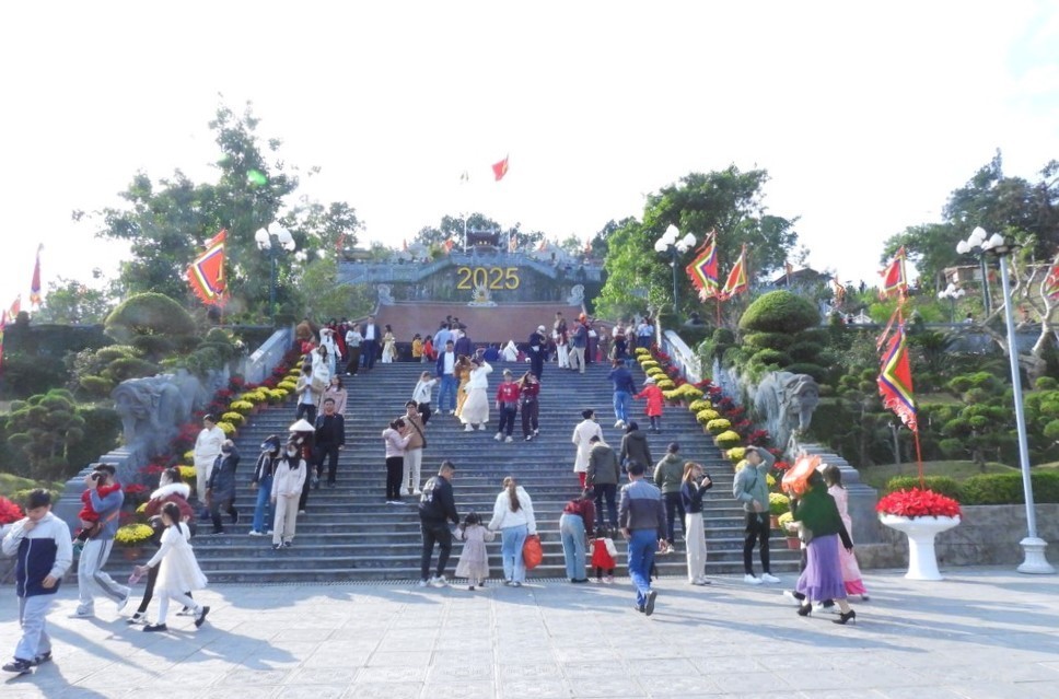The province’s spiritual tourism sites have drawn large crowds: Cua Ong Temple (Cam Pha City) welcomed nearly 16,900 visitors, Cai Bau Pagoda (Van Don district) saw around 29,000 visitors, and the Yen Tu National Special Relic Site (Uong Bi City) attracted nearly 12,200 visitors. The province’s spiritual tourism sites have drawn large crowds: Cua Ong Temple (Cam Pha City) welcomed nearly 16,900 visitors, Cai Bau Pagoda (Van Don district) saw around 29,000 visitors, and the Yen Tu National Special Relic Site (Uong Bi City) attracted nearly 12,200 visitors.